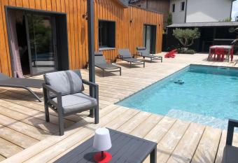 2 belles villas reli  es pour 16 personnes    La Teste de Buch has Balcony rooms