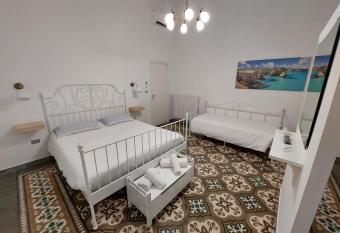 Alli Rotti Guest House has Balcony rooms