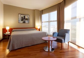 Eurostars Don C  ndido has rooms with a private hot tub