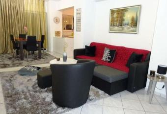 Black & White Apartment ! allows 18 year olds to book a room