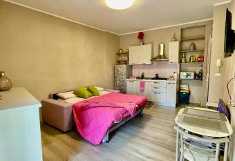 Cozy studio close by the Aragones castle allows 18 year olds to book a room