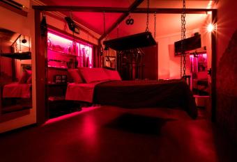 Alojamiento Fetiche Las Artes allows 18 year olds to book a room