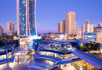 Circle on Cavill Surfers Paradise- 3 Bedroom Deluxe Apartment has rooms with a private hot tub