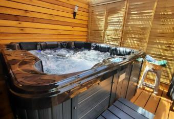 La Caz Ana  s avec jacuzzi allows 18 year olds to book a room