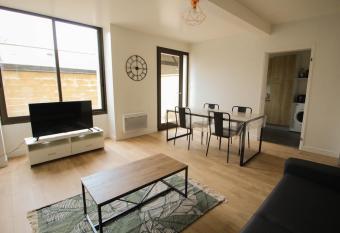 NEW !-Le patio de Th  o-proche gare/centre-ville allows 18 year olds to book a room