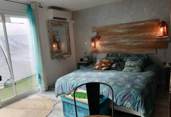 Room in Guest room - logement prive cosy et chaleureux equipe dune Chambre Avec Spasauna has rooms with a private hot tub