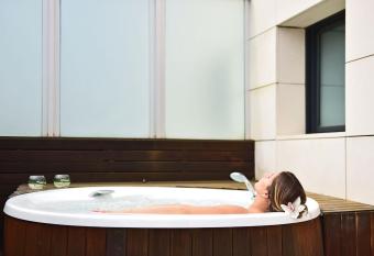 Pestana Arena Barcelona has rooms with a private hot tub