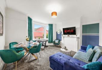 Stylish 4 Bed House in Yorkshire - Football Table allows 18 year olds to book a room