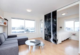 Overlooking the city, bright & cozy - Free Parking (A2) allows 18 year olds to book a room
