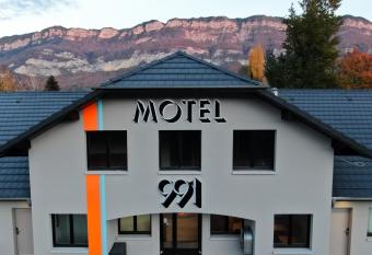 Motel 991 allows 18 year olds to book a room