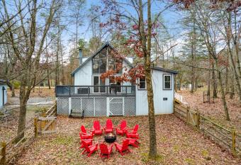 Modern Luxury Cabin w Hot Tub, Fireplace, & WiFi! has Balcony rooms