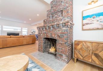 Luxury 4-bed home in Riverside Heights! has Balcony rooms