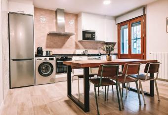 La Granja Villa has rooms with a private hot tub