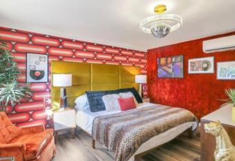 The Cheetah Room At The Groovy Nomad Motel has Balcony rooms