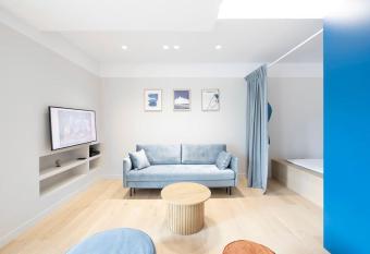 Apartament Blue City - Hanza Tower has rooms with a private hot tub