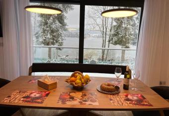 Luxury Lake Villa has Balcony rooms