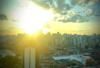 Flat com a vista do por do sol. has Balcony rooms