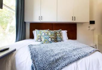 Gaslamp-Studio W Private Entrance & Full Bath allows 18 year olds to book a room