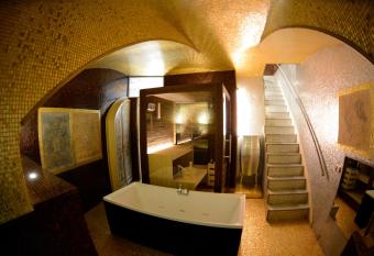 Il MOSAICO piccola spa has rooms with a private hot tub
