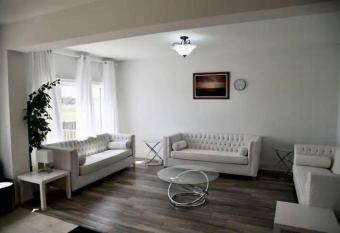 Luxurious Mansion near Niagara Falls allows 18 year olds to book a room