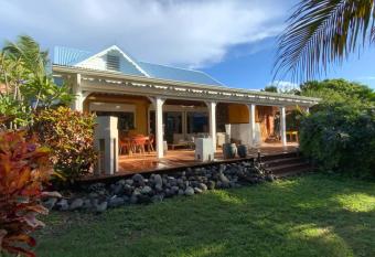 Villa Grenadilles allows 18 year olds to book a room