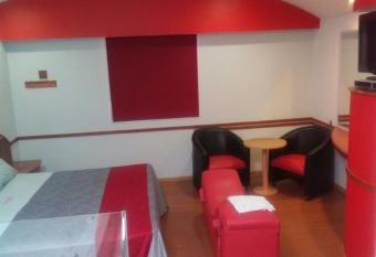 Auto Hotel CASA GRANDE has rooms with a private hot tub