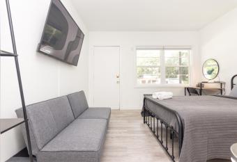 Studio Las Olas - Fort Lauderdale - 5 minutes walk to beach allows 18 year olds to book a room