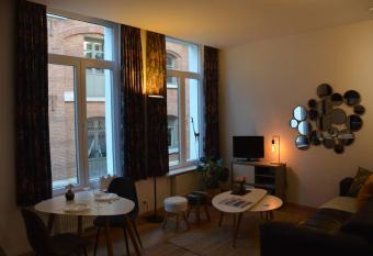 Hippe studio in historisch gebouw in oude centrum allows 18 year olds to book a room