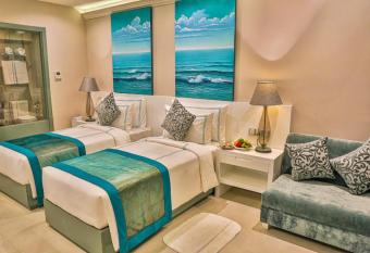 Earl s Regent Negombo has rooms with a private hot tub