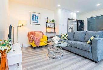 New renovated 2B2B APT Self checkin free parking 1 allows 18 year olds to book a room