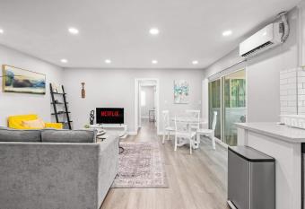Newly Remodeled 2B2B Apartment in Altadena allows 18 year olds to book a room
