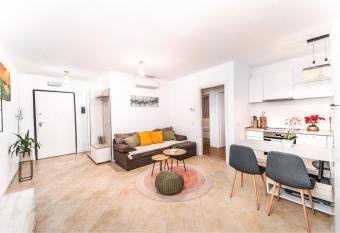 Central 700 square Fructus plaza - Eva apartment allows 18 year olds to book a room