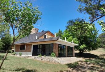 CASA EN CALAMUCHITA -SANTA MONICA has Balcony rooms