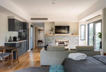 Earimil Villas - Villa 1 allows 18 year olds to book a room