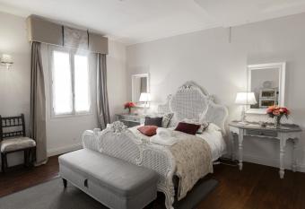 La Petite Maison de Bastide has Balcony rooms