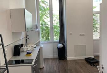 Magnifique studio refait    neuf orangerie allows 18 year olds to book a room