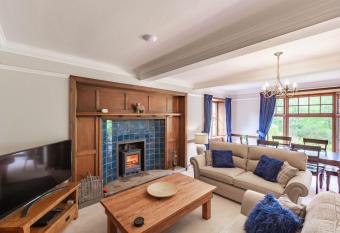 Lorimer Apartment has Balcony rooms