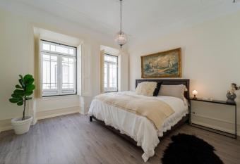 King Bed Suite+ 2 Bedrooms+2 Baths+Garden in Tomar allows 18 year olds to book a room