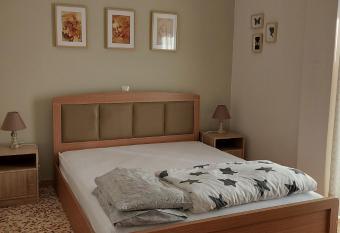 Airport Friendly House 4 has Balcony rooms