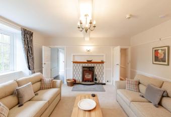 MacDougall Apartment has Balcony rooms