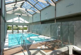 Hotel Balneario de Compostela has rooms with a private hot tub