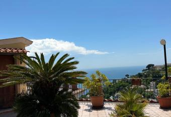 Casa Vittoria has rooms with a private hot tub