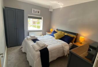 Stylish 1st Floor flat Free Parking 2mins from Junction 48A1m allows 18 year olds to book a room