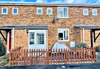 The HK House - Family Friendly Near To Blenheim Palace & Oxford City Centre allows 18 year olds to book a room