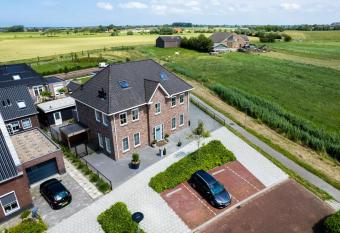 Wil s Bed & Breakfast has Balcony rooms