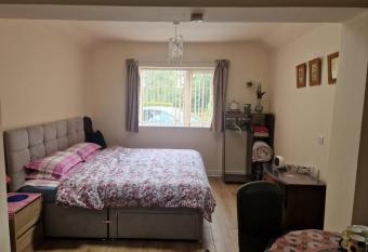 Beautiful 1-Bed studio Lickey Hills Birmingham has Balcony rooms