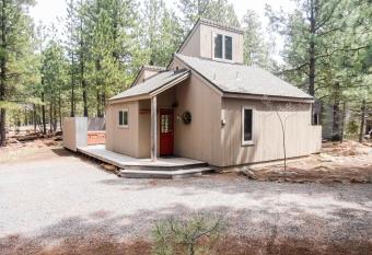 Mules Ear Trail Cabin 8 has rooms with a private hot tub