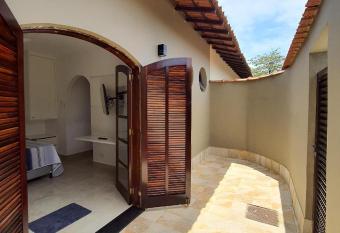 Suite entre praias tombo e guaiuba allows 18 year olds to book a room