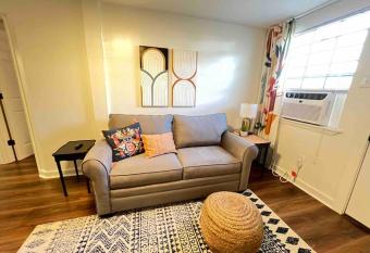 Cajun Stays - Mid-city Bungalow has Balcony rooms