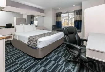 Cajun Stays - The Cabin Tiny Home has Balcony rooms